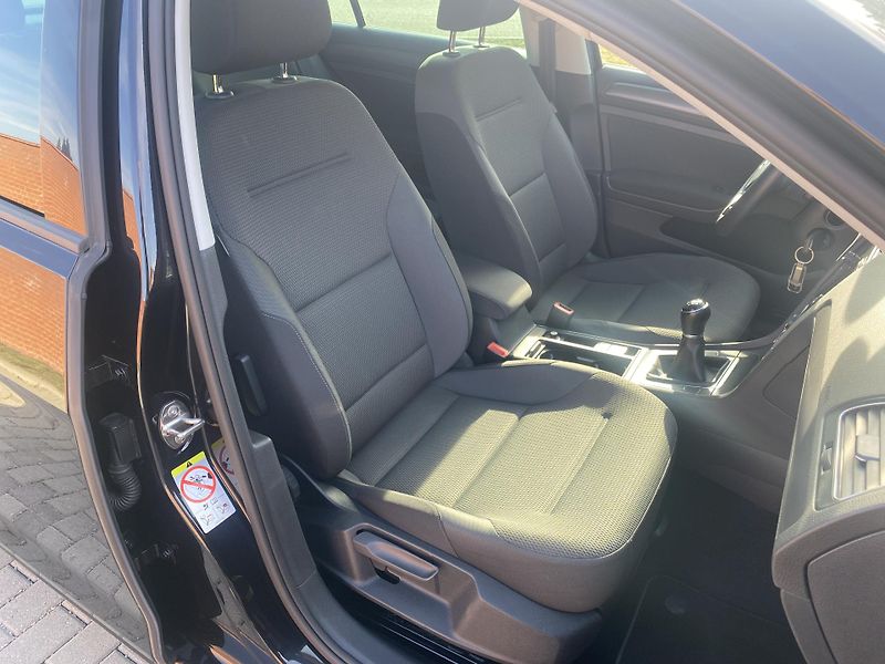 Volkswagen Golf 1.6TDi,PLNÁ VÝB.SUPER STAV!! - fotka 33 z 48