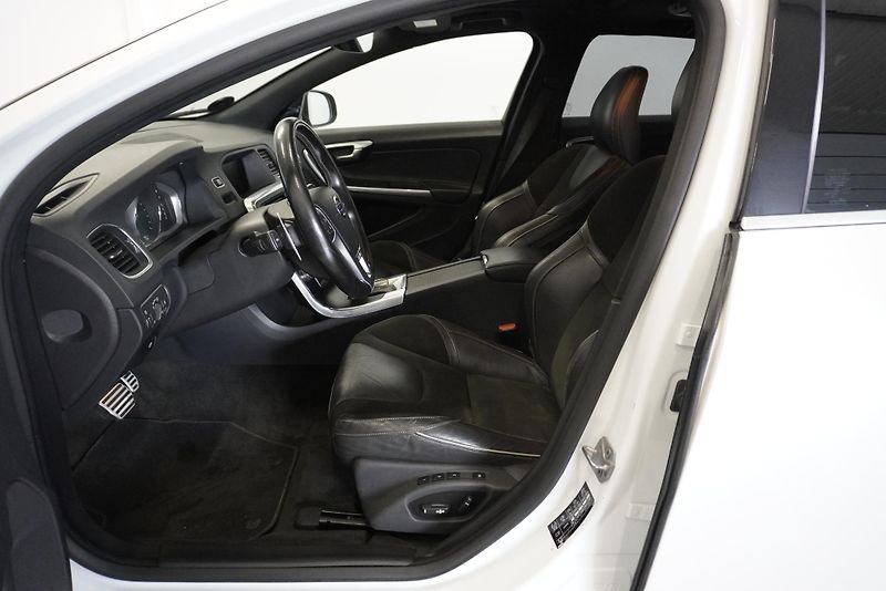Volvo V60 2.0 T6  AWD R-DESIGN AUTOMAT - fotka 12 z 33