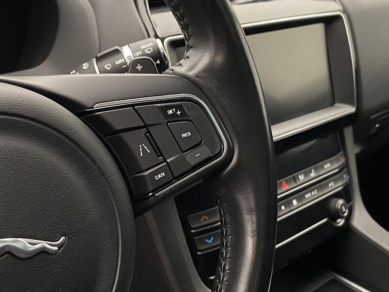 Jaguar F-Pace 25t AWD AUT  - fotka 20 z 38