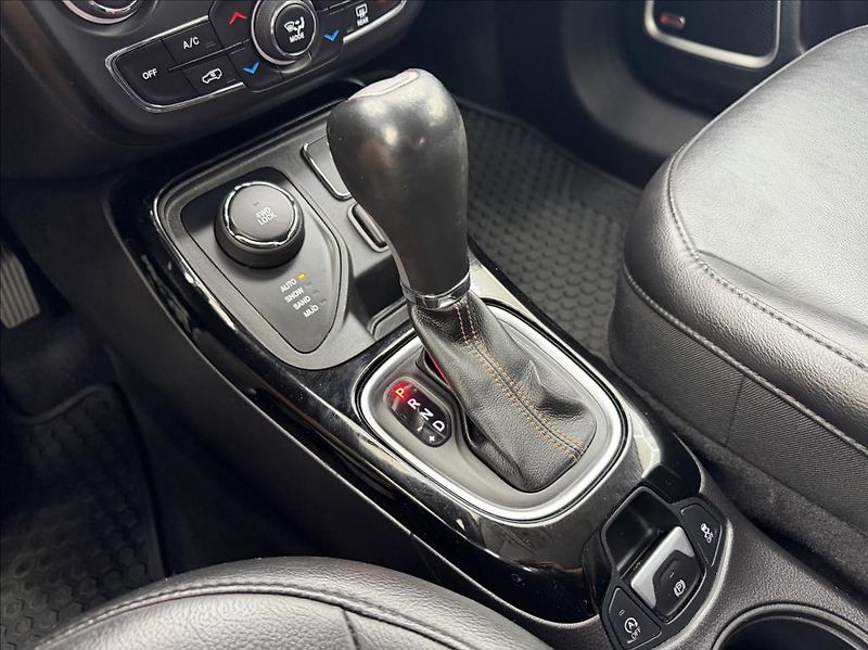 Jeep Compass 2,0 M-Jet 125kW 4x4 DPH Automa - fotka 17 z 34