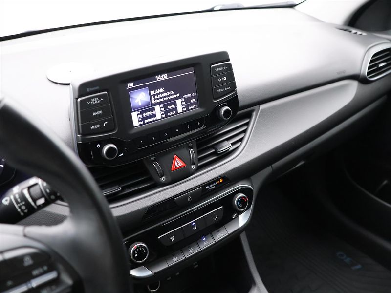 Hyundai i30 1,6 CRDi 81kW Trikolor tažné - fotka 21 z 31