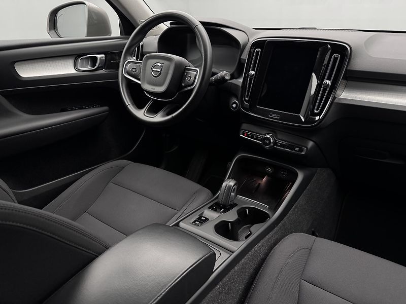 Volvo XC40 B4 MOMENTUM AUT  - fotka 27 z 47