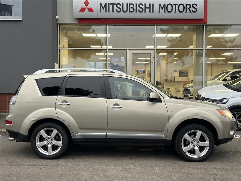 Mitsubishi Outlander 2,0 DI-D  Intense plus 4WD - fotka 4 z 18