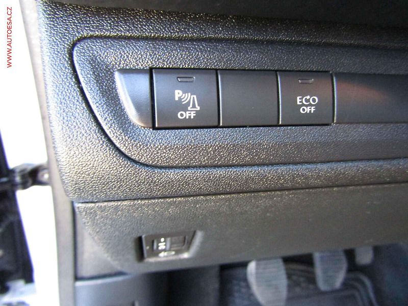Peugeot 2008 (2019) 1.2 PT, 2.maj,ČR, Navi, park - fotka 13 z 20