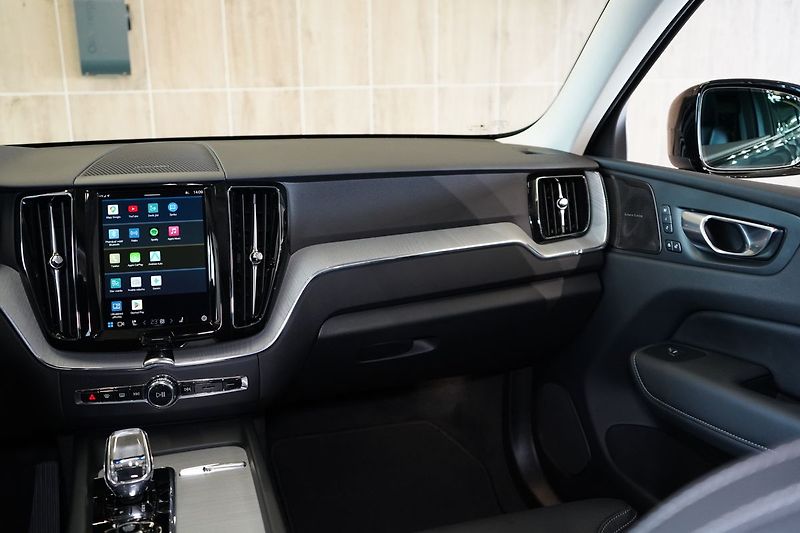 Volvo XC60 B5 AWD Plus Dark, Ventilace - fotka 46 z 46