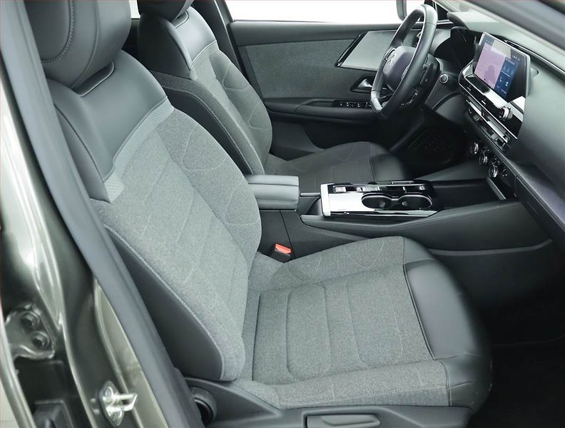 Citroën C5 X (2022) 1.2 PureTech - fotka 9 z 16