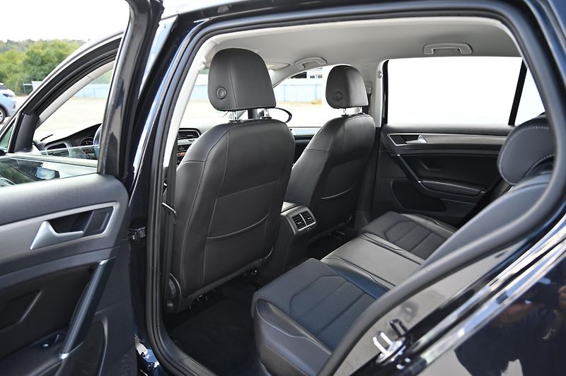 Volkswagen Golf VII 2.0TDI 110KW Highline 2/17 - fotka 37 z 57