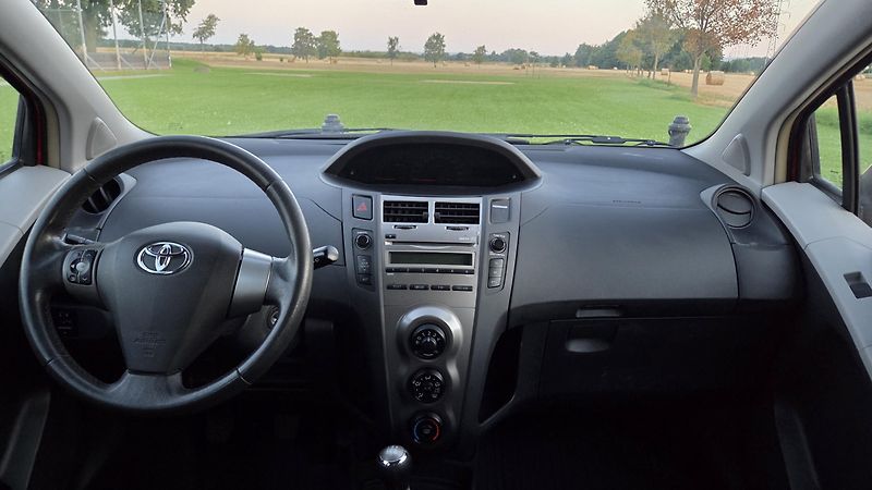 Toyota Yaris (2011) 1.0 VVT-i, 51 kW, klima, CZ - fotka 13 z 17