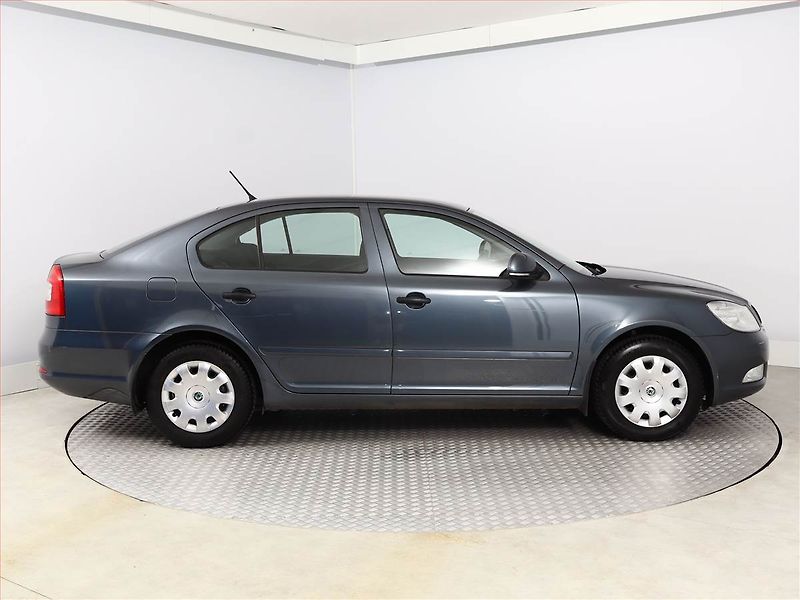 Škoda Octavia (2012) 2.0 TDI, Serv.kniha - fotka 6 z 14