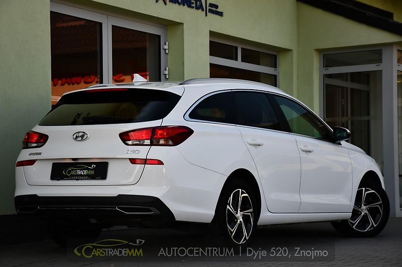 Hyundai i30 1.6CRDi NAVI KAMERA CARPLAY - fotka 5 z 48