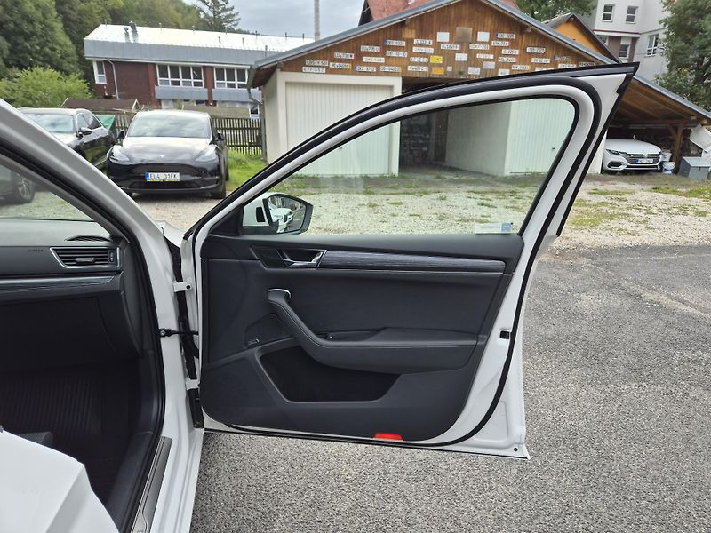 Škoda Superb Combi 2,0TDi 110kw DSG 17ALU - fotka 44 z 53
