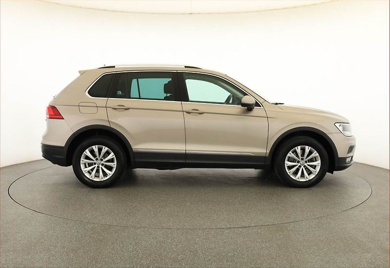 Volkswagen Tiguan (2019) Comfortline 2.0 TSI - fotka 6 z 17
