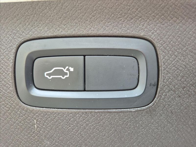 Volvo XC90 2,0 T6 AWD Inscription Auto - fotka 13 z 19