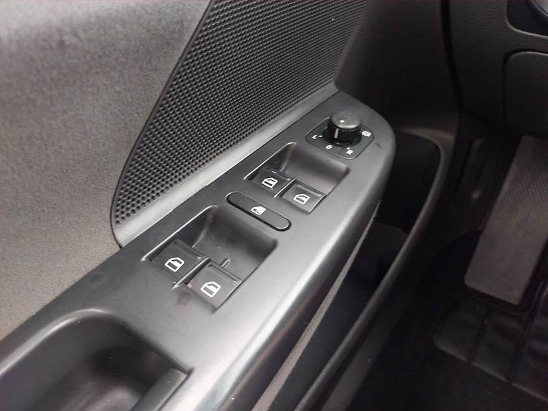 Volkswagen Golf (2009) 1.9 TDI, po STK, levný provoz - fotka 16 z 16