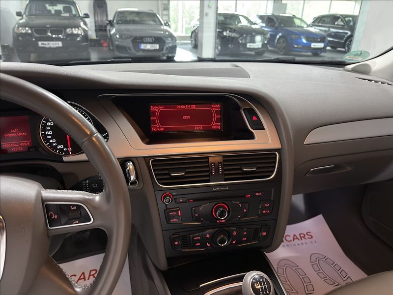 Audi A4 2,0   TDI B8 1.MAJITEL BI-XEN - fotka 15 z 43