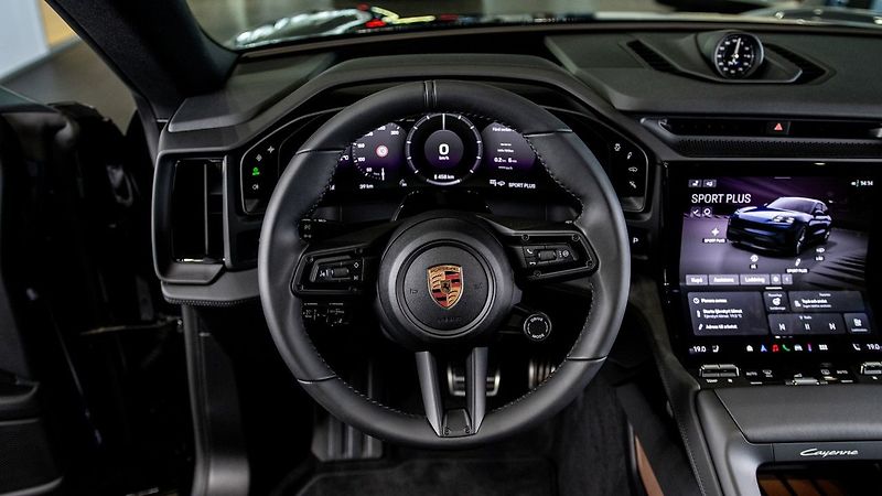 Porsche Cayenne Electric HuD Pano Display spol - fotka 13 z 18