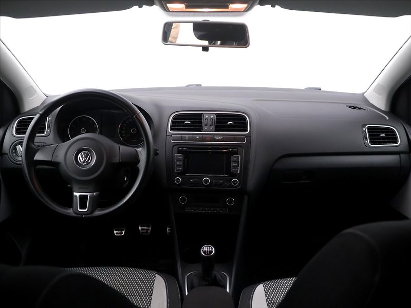 Volkswagen Polo 1,4 i 63kW Cross AutoKlima - fotka 26 z 34