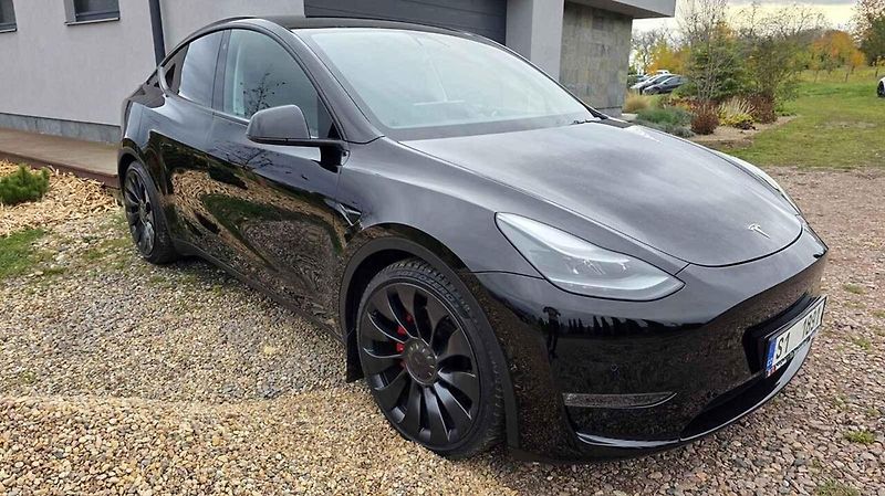 Elektrická auta jsou fenoménem posledních let. Průkopníkem popularity je značka Tesla.