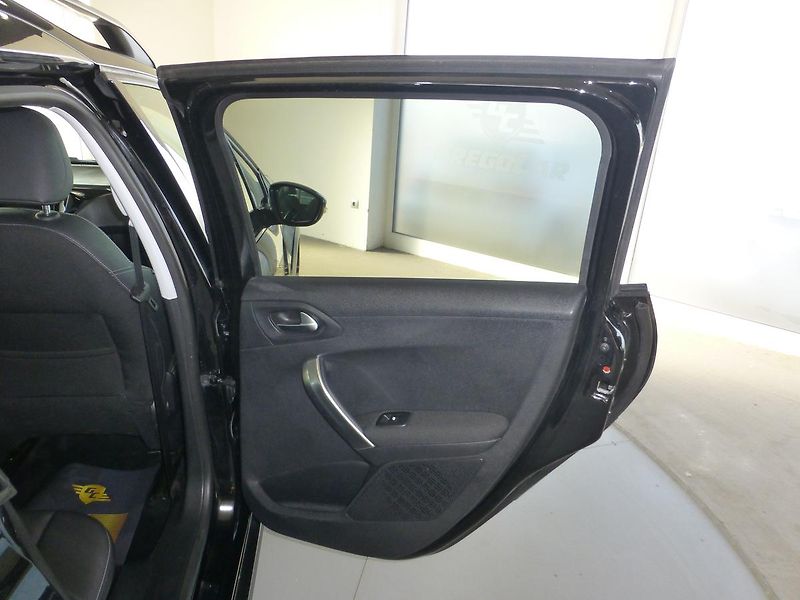 Peugeot 2008 (2019) 1,2-96KW*NAVI*PARK.S**PANORAMA - fotka 23 z 27