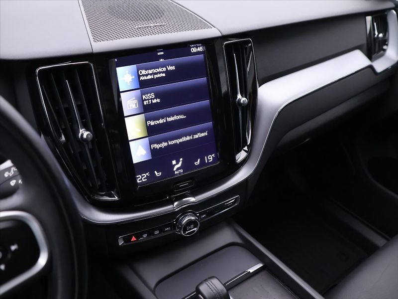 Volvo XC60 2,0 145 kW D4 AWD Momentum - fotka 18 z 31