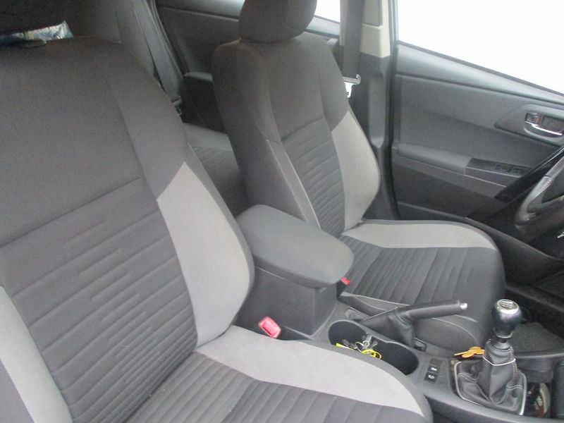 Toyota Auris 1.6 D-4D - fotka 17 z 34