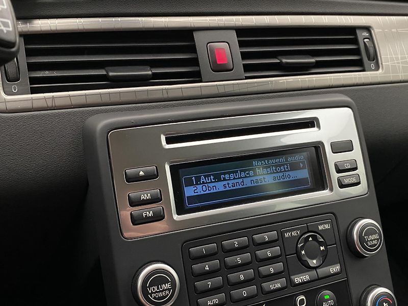 Volvo XC70 D5 AWD MOMENTUM - fotka 32 z 36