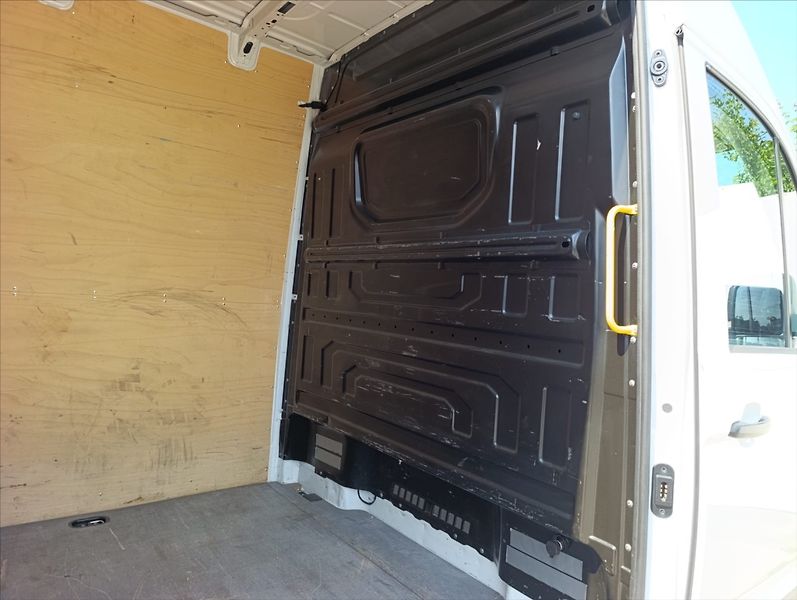 Volkswagen Crafter 2,0 TDi L4H3 Klima LED 1maj.ČR - fotka 22 z 32