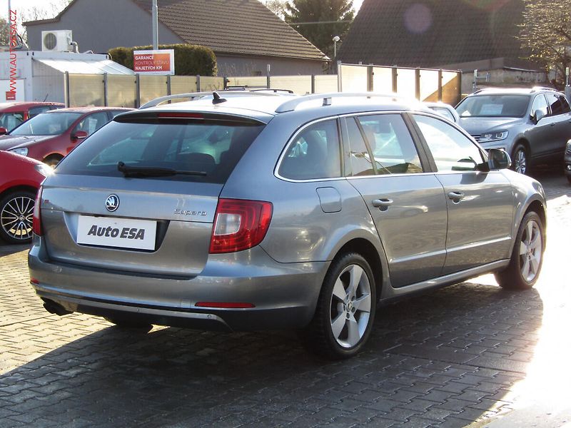 Škoda Superb (2012) 2.0 TDi, DSG - fotka 4 z 19