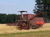 Sklízecí mlátička Bizon Z-056.