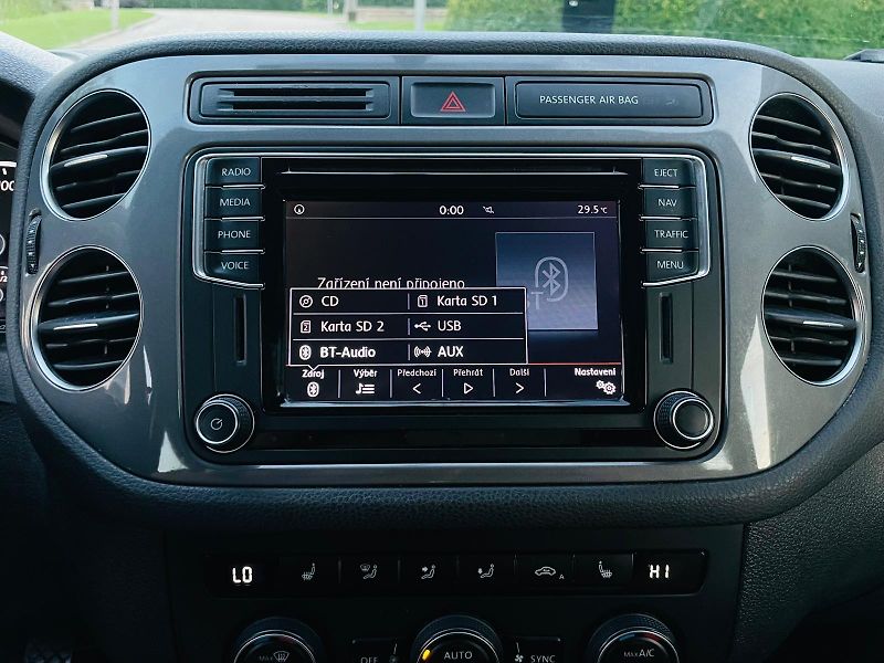 Volkswagen Tiguan 1.4TSI MANUÁL SERVISKA SENZORY - fotka 35 z 45