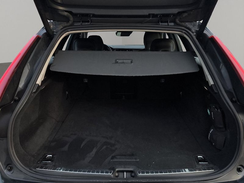 Volvo V90 (2019) CROSS COUNTRY D4 4x4 2.0 140kW - fotka 27 z 28