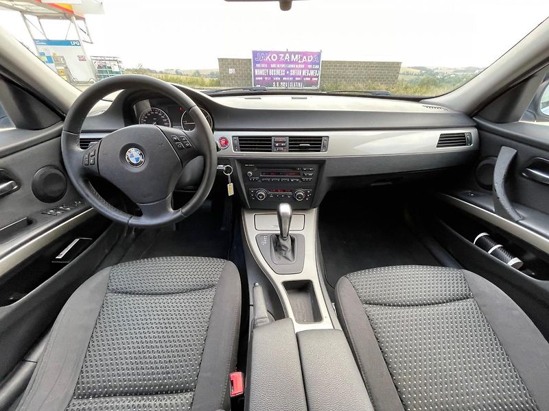 BMW Řada 3 (2012) 318 d - fotka 12 z 17
