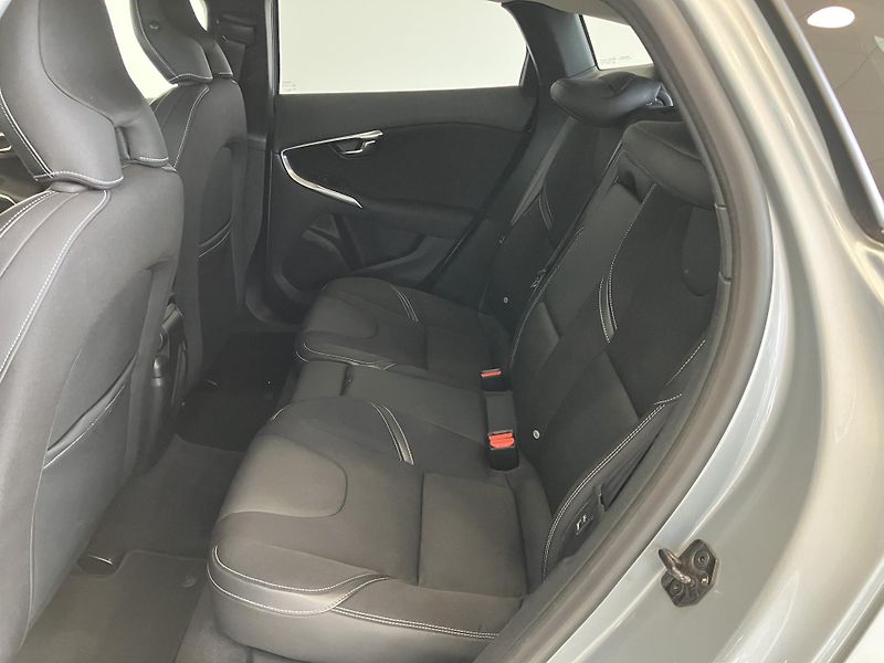 Volvo V40 T3 FWD Momentum MT6 - fotka 10 z 40