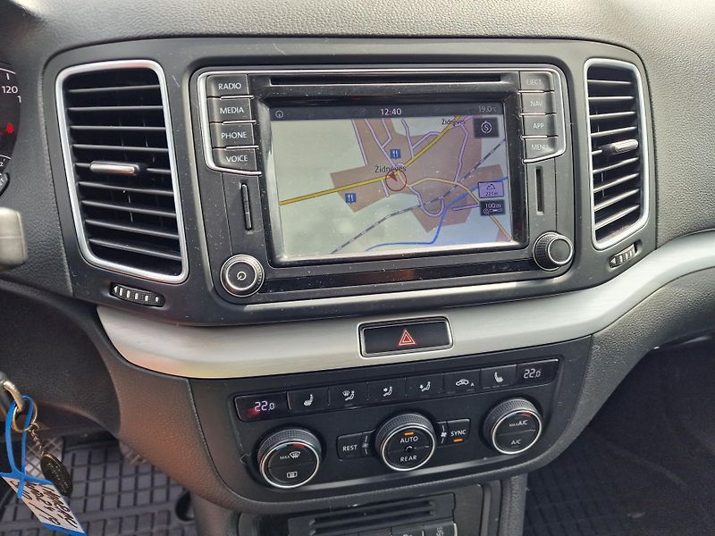 Volkswagen Sharan 2,0TDI 7MÍST KAMERA TAŽNÉ  - fotka 14 z 22