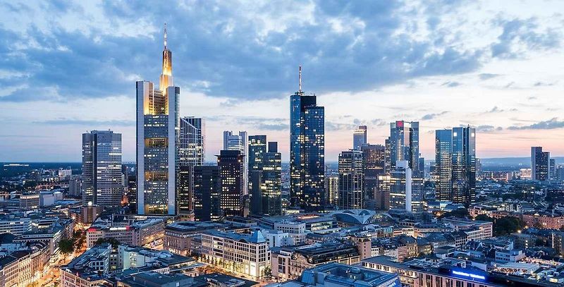Pohled na Commerzbank Tower z dálky.