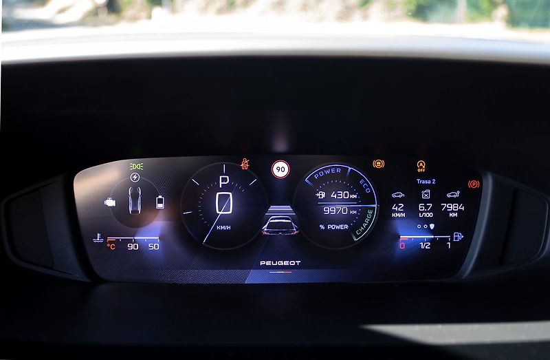 Peugeot 408 hybrid - fotka 10 z 21
