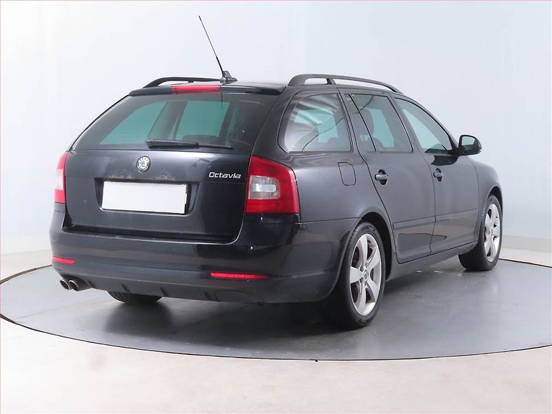 Škoda Octavia (2010) Ambiente 1.4 TSI, Serv.kniha - fotka 5 z 16