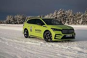 Automobilka Škoda pokořila s plně elektrickým vozem SUV Enyaq RS rekord v nejdelším souvislém driftu na ledě.