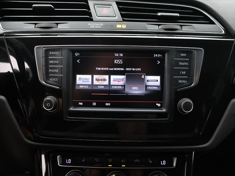 Volkswagen Touran 2,0 TDI 110kW DSG Highline 7M - fotka 23 z 35