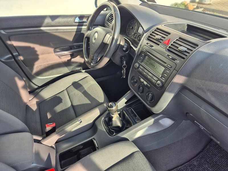 Volkswagen Golf (2005) 1.6 MPI Trend - fotka 12 z 30