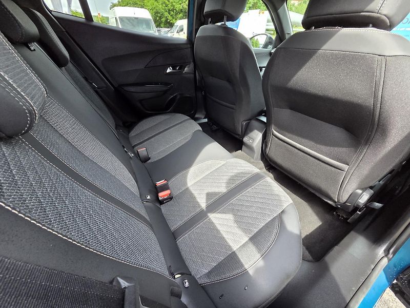 Peugeot 2008 (2025) 1.2 PT 100 ALLURE MAN6 - fotka 11 z 27