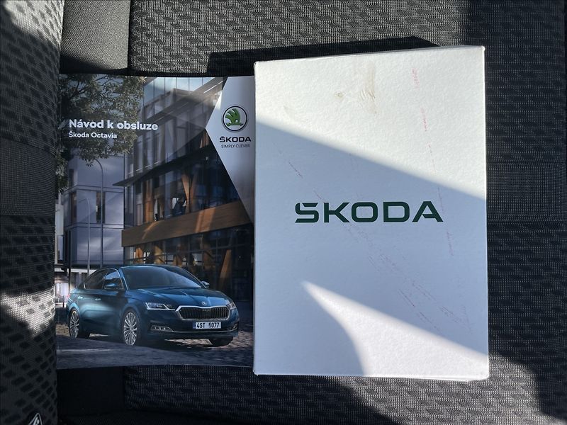 Škoda Octavia 2,0 TDI DSG Style Plus Top ACC - fotka 19 z 23