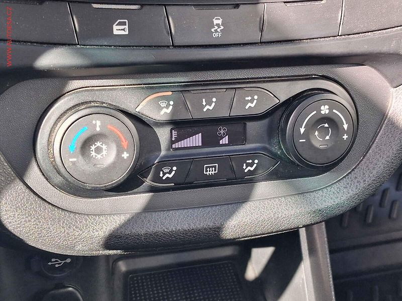 Lada Vesta (2017) 1.6i, 1.maj, AC, TZ, park - fotka 15 z 18