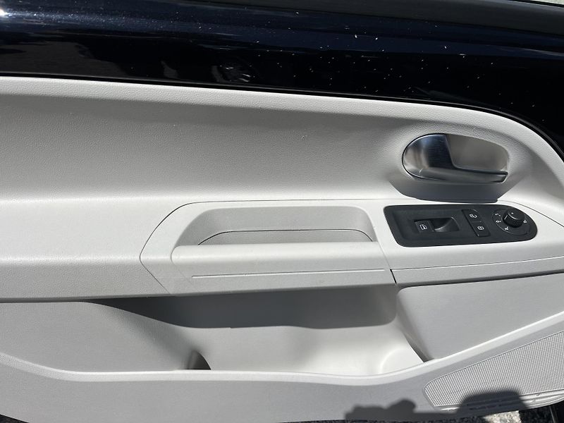 Volkswagen up! (2012) 1.0i 55Kw Klima REZERVACE - fotka 13 z 18