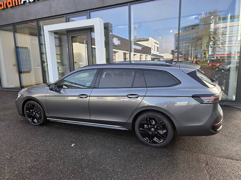 Volkswagen Passat Variant (2025) R-Line 2.0 TDI BlackStyle - fotka 2 z 51