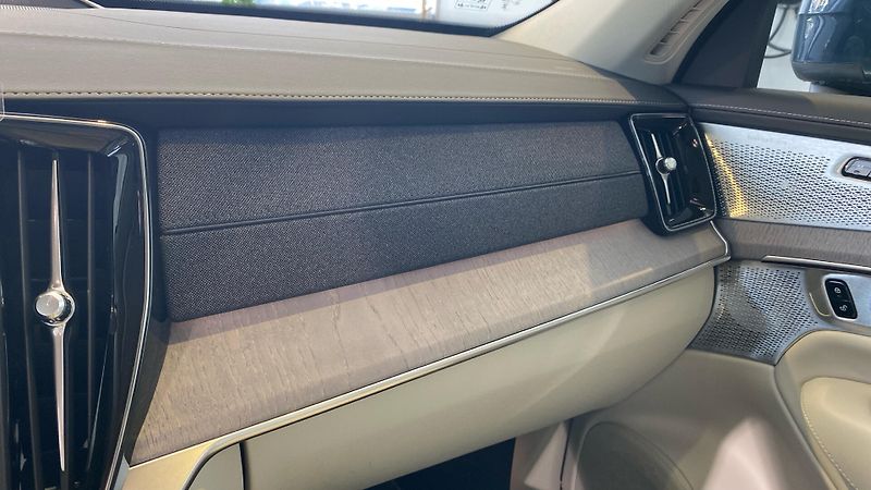 Volvo XC90 (2026) PLUS BRIGHT, T8 AWD, 184+115 k - fotka 9 z 13