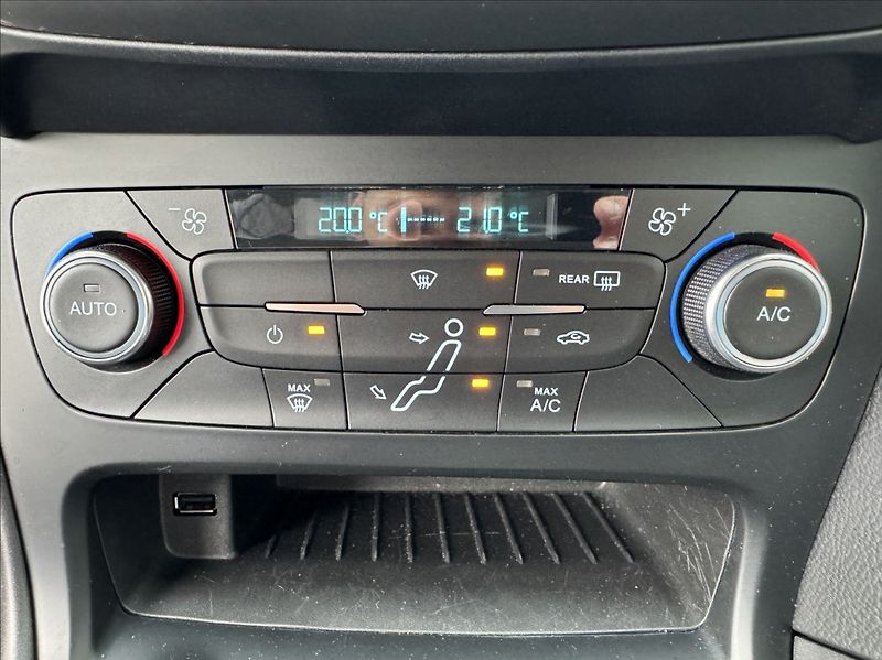 Ford Focus 1,5 TDCi 77kW NAVIGACE - fotka 38 z 50