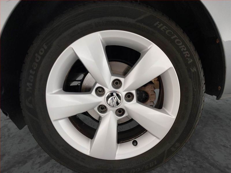 Škoda Rapid (2013) Ambition Plus 1.2 TSI, ČR - fotka 15 z 18