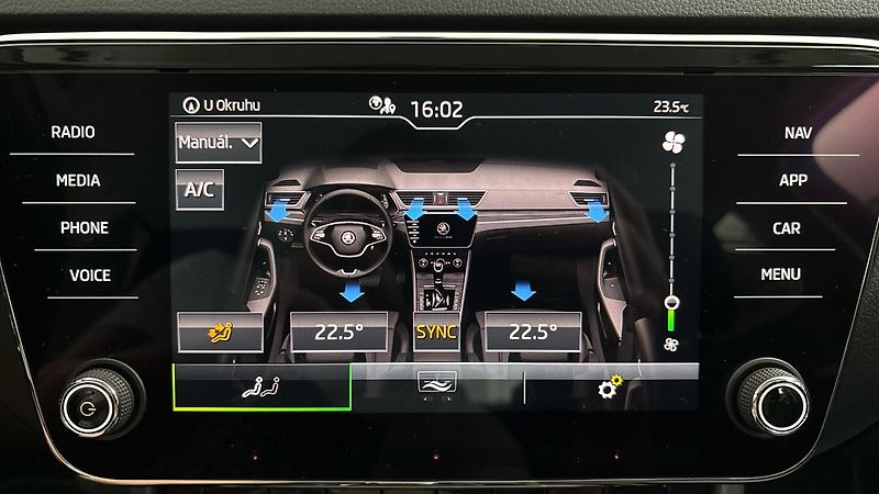 Škoda Superb 2.0 TDI DSG Style Combi - fotka 25 z 26