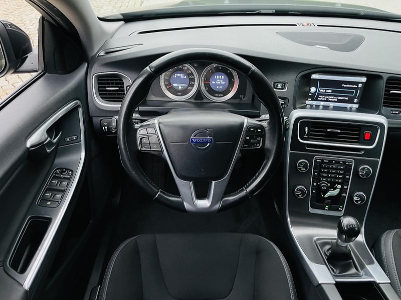Volvo V60 2.4D5 MANUÁL TAŽNÉ SERVISKA - fotka 25 z 41